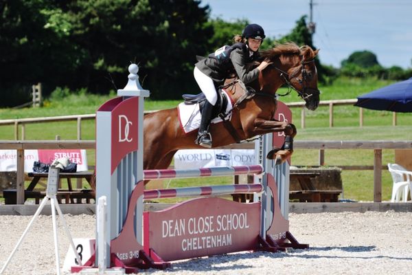 dean-close-boarding-school-uk-horse-riding-sports