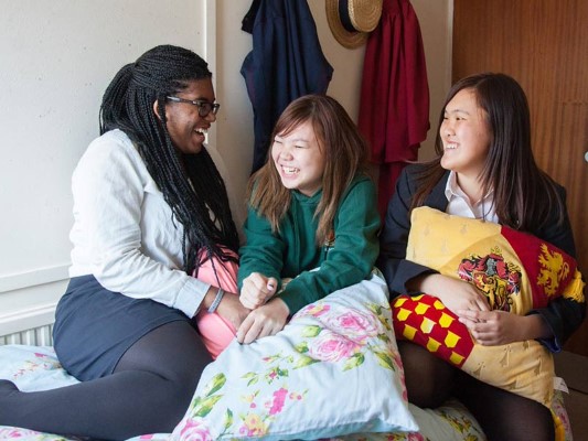 international-girl-students-settling-into-UK-boarding-school