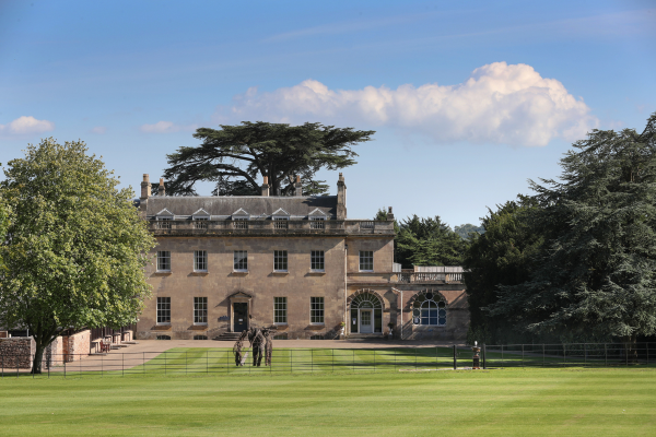 uk-boarding-school-wells-cathedral-exterior